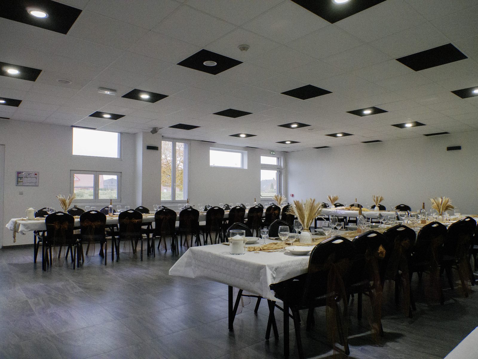 Grande salle aménagée pour une réception chez Team Square