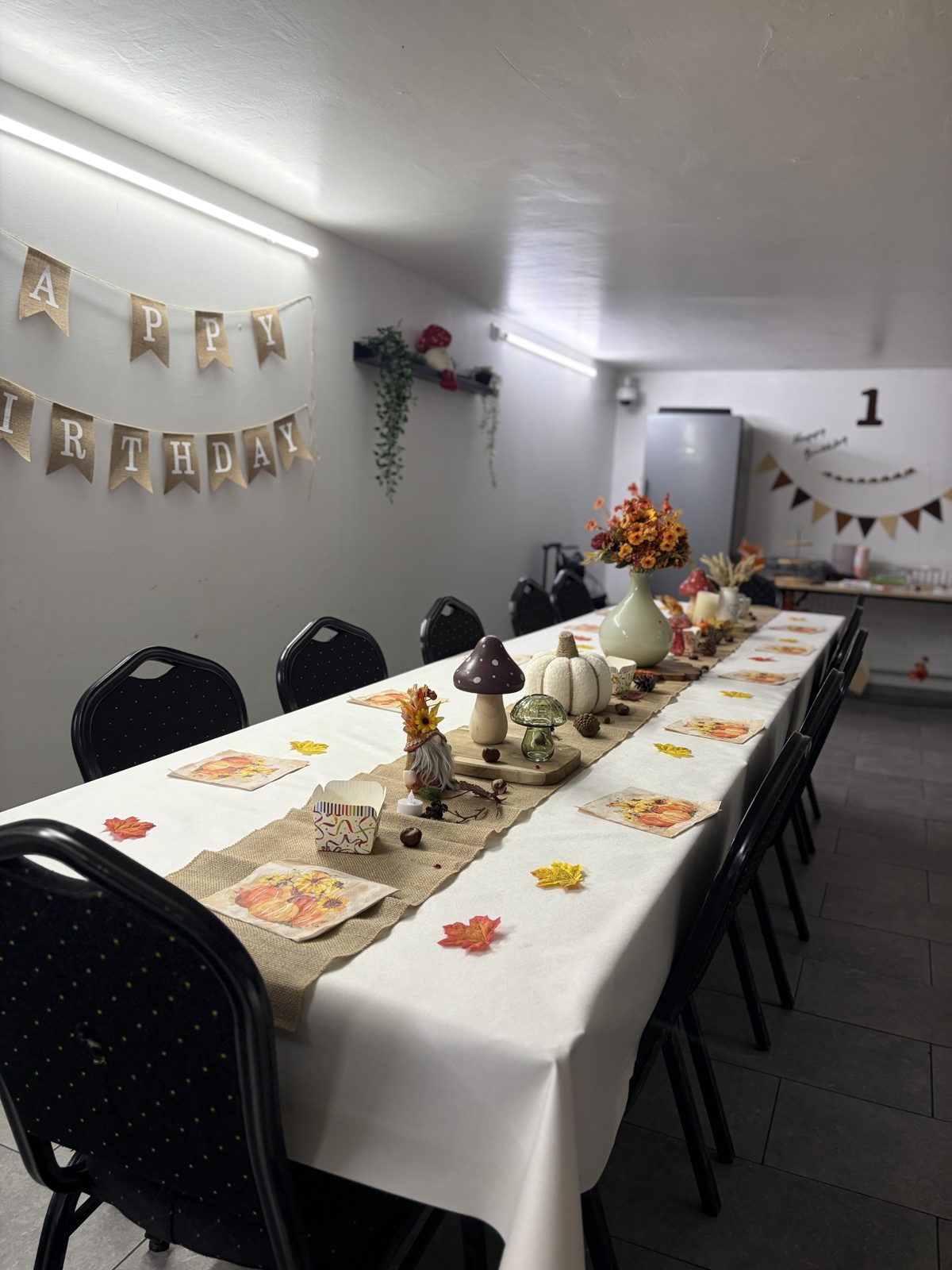Petite salle dressée pour une réception chez Team Square